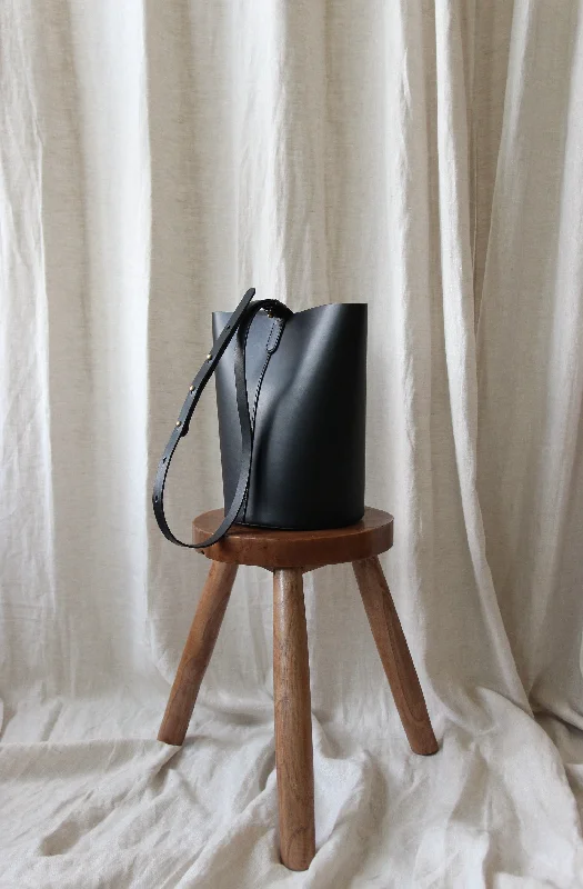 Statement Fashion Offers Round leather bucket bag black