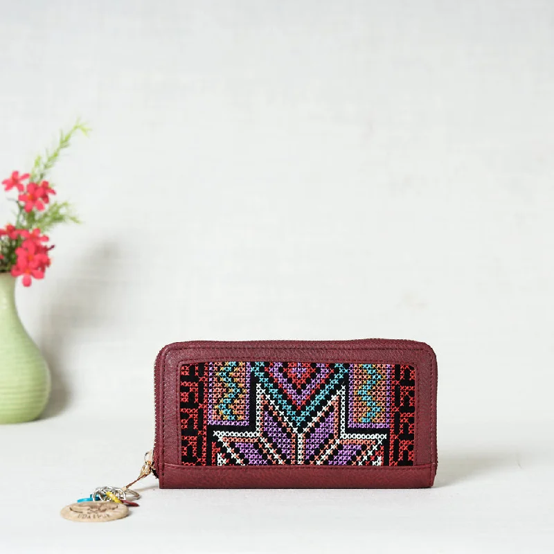 Anti-Theft And Budget-Friendly Bags Handcrafted Embroidered Clutch Wallet with Keychain